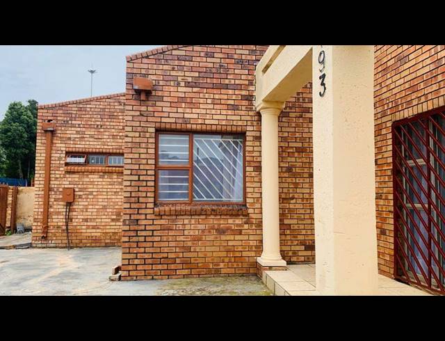 3 BEDROOM HOUSE FOR SALE IN PROTEA NORTH
